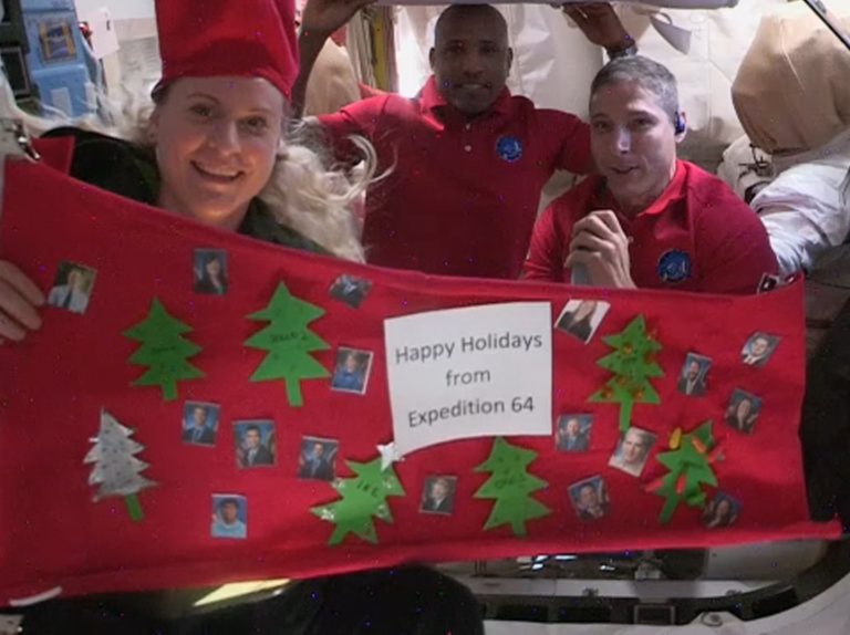 Az ISS asztronautái kihívták egy karácsonyi díszítős versenyre a földi irányítást, de ezt a versenyt csúnyán elbukták