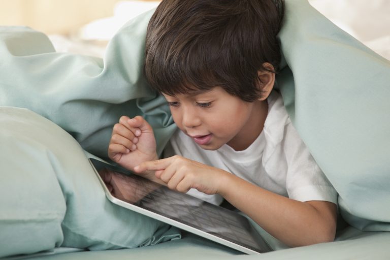 Egy kisgyerek az anyukája iPadjén játszott, aztán kaptak egy ötmillió forintos számlát