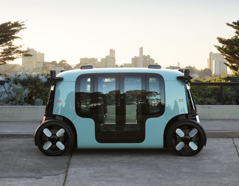 Kormánykereke nincs, de százhússzal megy előre és hátra az Amazon robottaxija