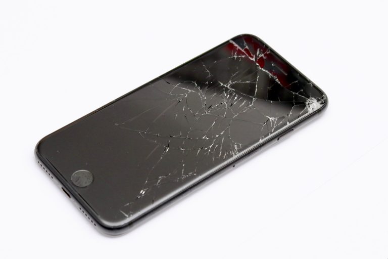 Felborogatott autók, tönkretett gépek - az Apple lehet az iPhone üzemben történtek felelőse