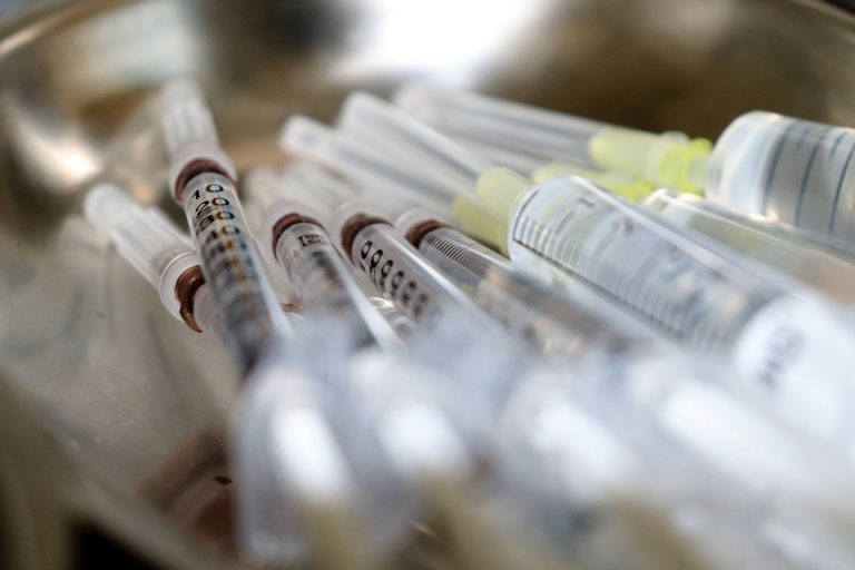 Megtörtént: először engedélyezték egy koronavírus elleni vakcina használatát a világon