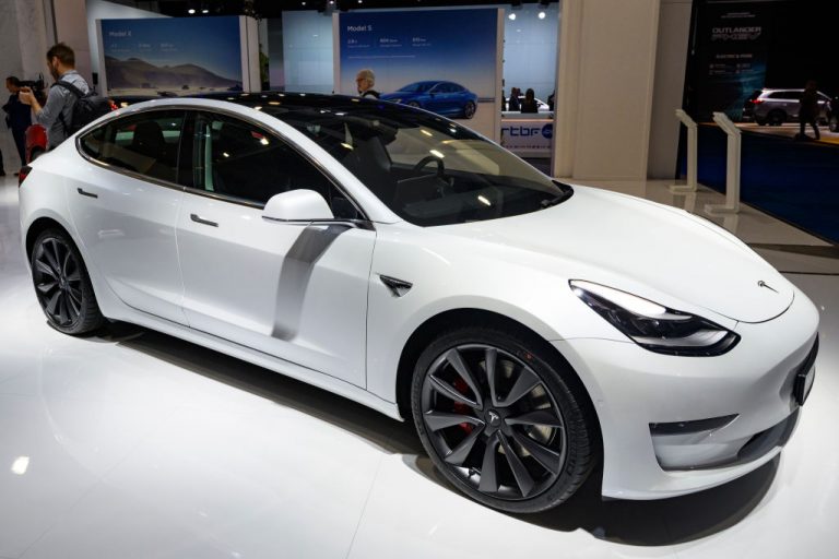 A Tesla sosem jut el a teljes önvezetésig a legnagyobb konkurensük szerint
