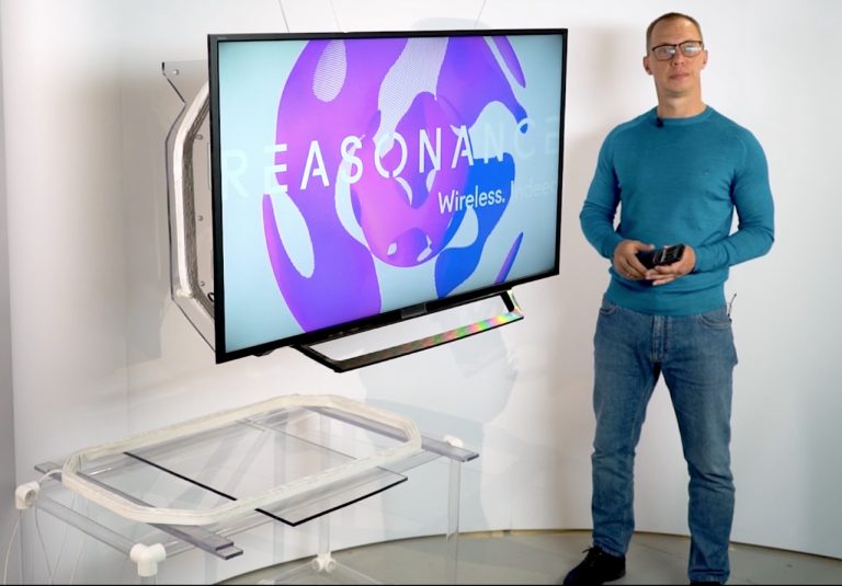Itt a tévé, amit be sem kell dugni a konnektorba ahhoz, hogy működjön