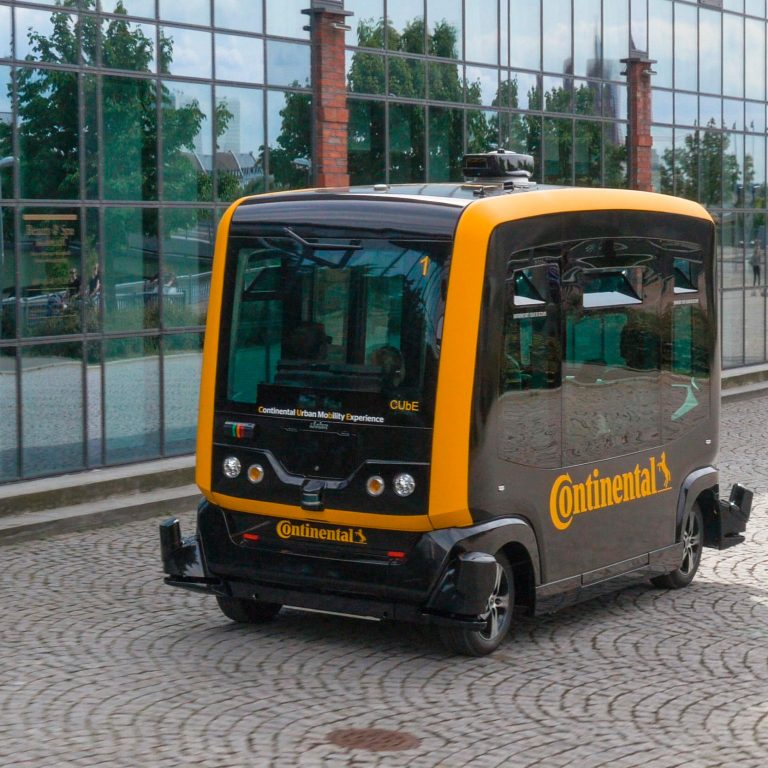 A német autóipar könyörög a német törvényhozásnak, hogy engedjék már ki az utakra a robotaxikat végre