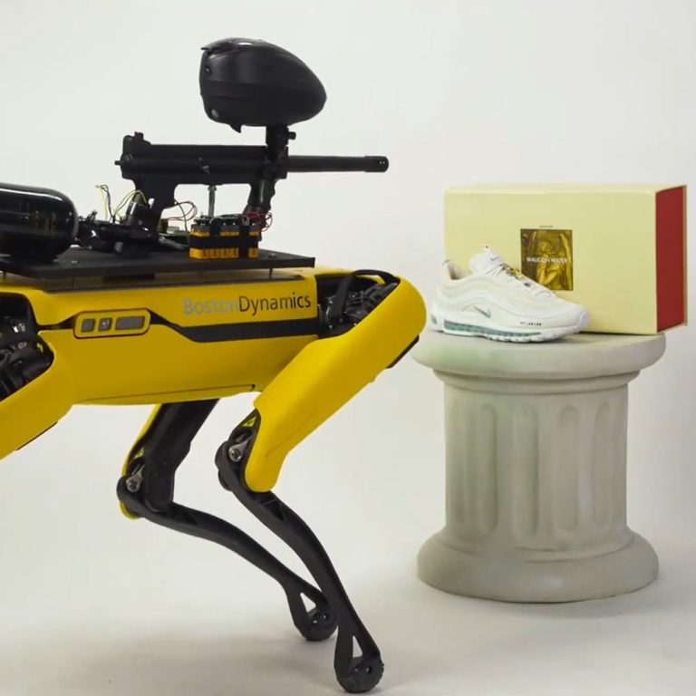 Végre valaki felfegyverezte Spotot, a robotkutyát
