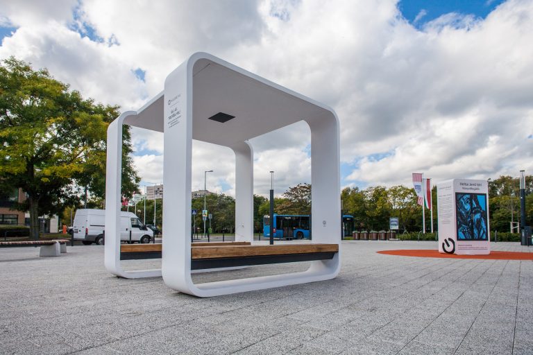 Már külföldre is eljutott a magyar fejlesztésű, napelemes okospad híre