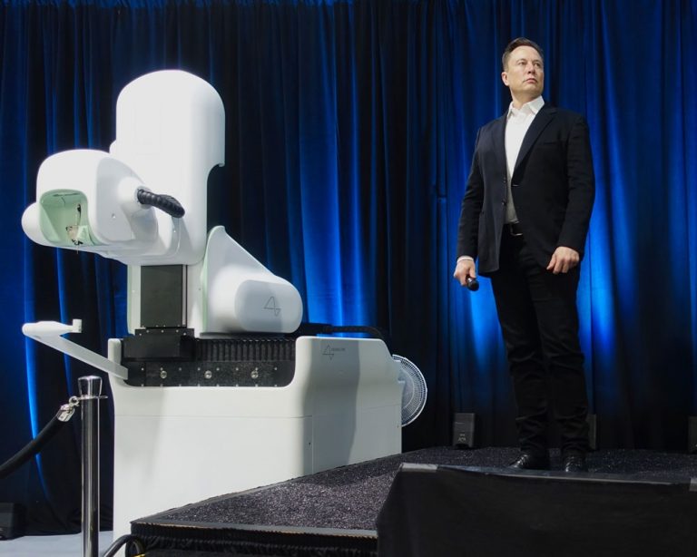 Elon Musk azt állítja, hogy a Neuralinket már egy majmon is tesztelték, ami képes videojátékokat irányítani a gondolatai segítségével