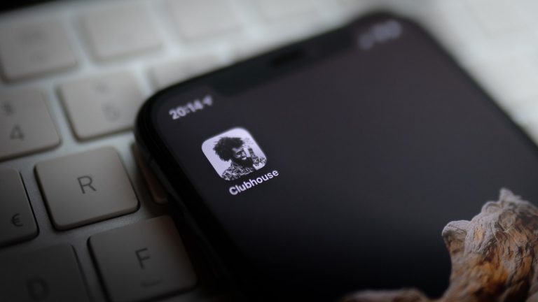 Elon Musk imádja, Kínában betiltották, a Facebook le akarja másolni a Clubhouse-t