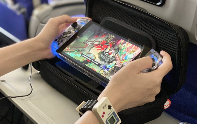 Már előrendelhető a zsebre vágható gamer PC