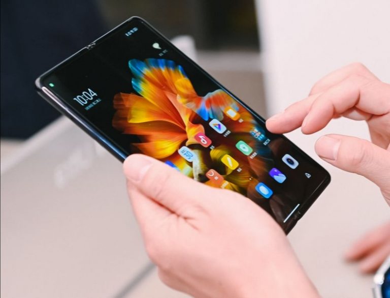 A Samsung és a Huawei után a Xiaomi is bemutatta a saját hajlítható kijelzős készülékét