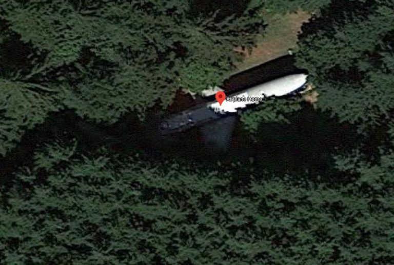 Hála a Google Mapsnek, most bárki láthatja, miért egy leselejtezett Boeing–727 az ideális otthon