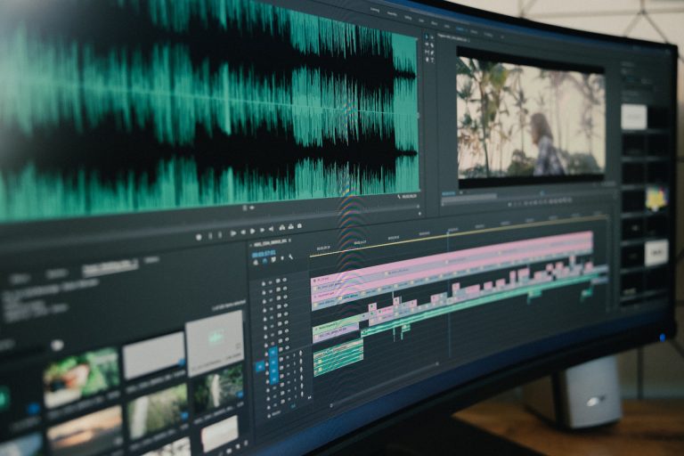 Deepfake videókat készített a lánya csapattársairól, hogy így zsarolja őket