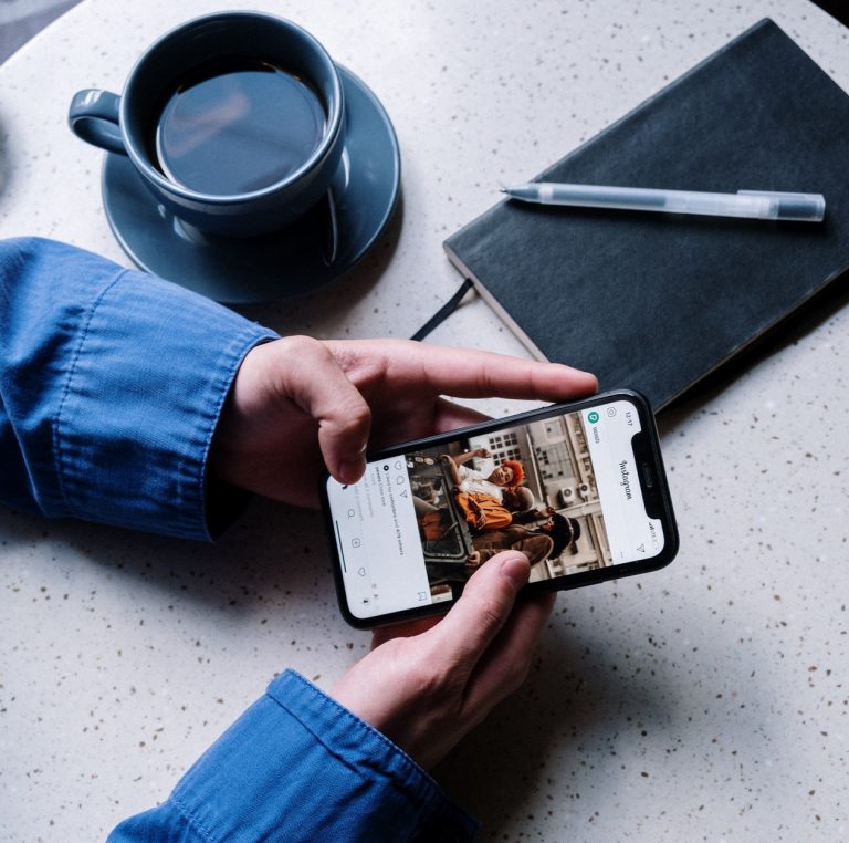 Az Instagram MI segítségével igyekszik megóvni a kiskorúakat az őket zaklató felnőttektől