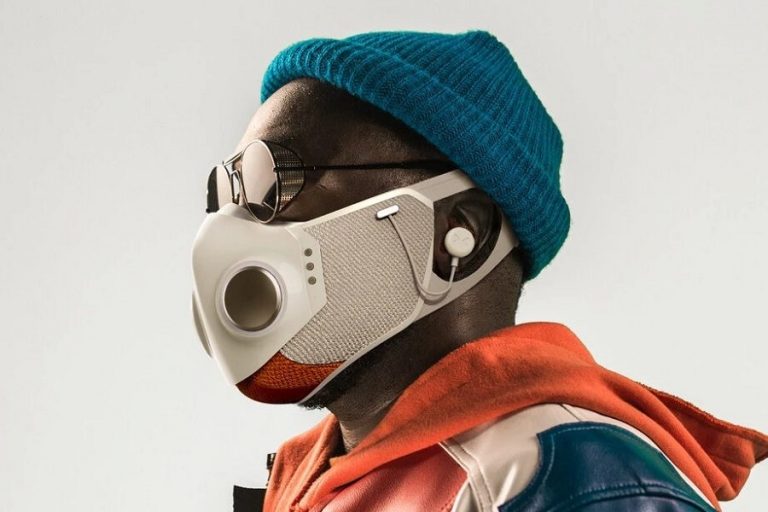 Százezer forintos Xupermaskot dobott piacra a SpaceX uniformisának tervezője és Will.i.am
