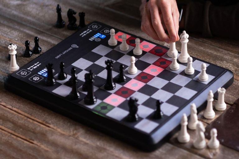 Bárkiből profi sakkozót farag ez a high-tech sakktábla