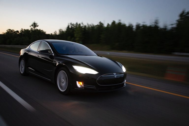 Négy órán át oltották a Teslát, aminek a hátsó ülésén két ember lelte halálát. Musk szerint nem az Autopilot a felelős