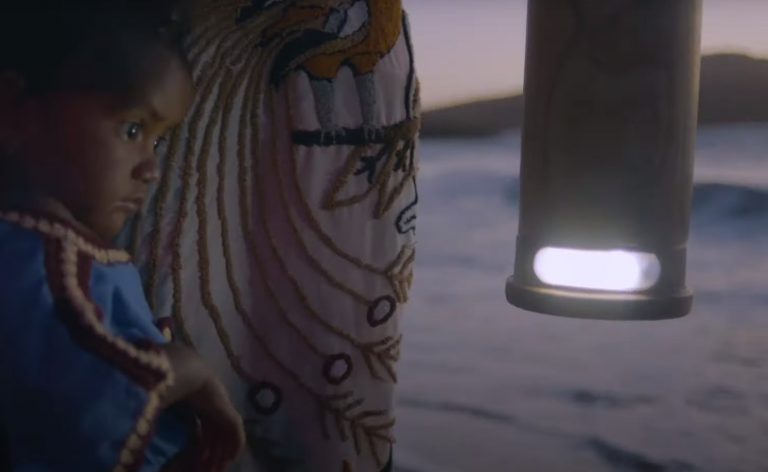 A vizelettel is működő lámpa lehet a legjobb barátunk, ha épp nincs áram