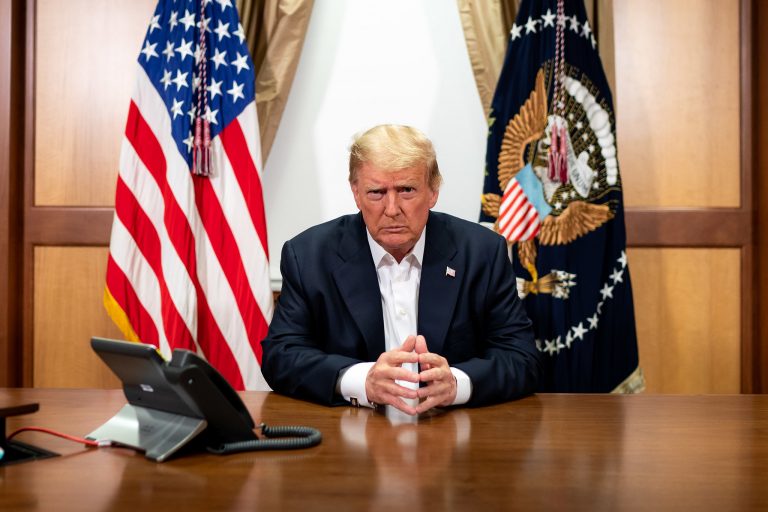 Trump kitalálta, hogyan kerülhetné meg, hogy kitiltották a Twitterről és a Facebookról