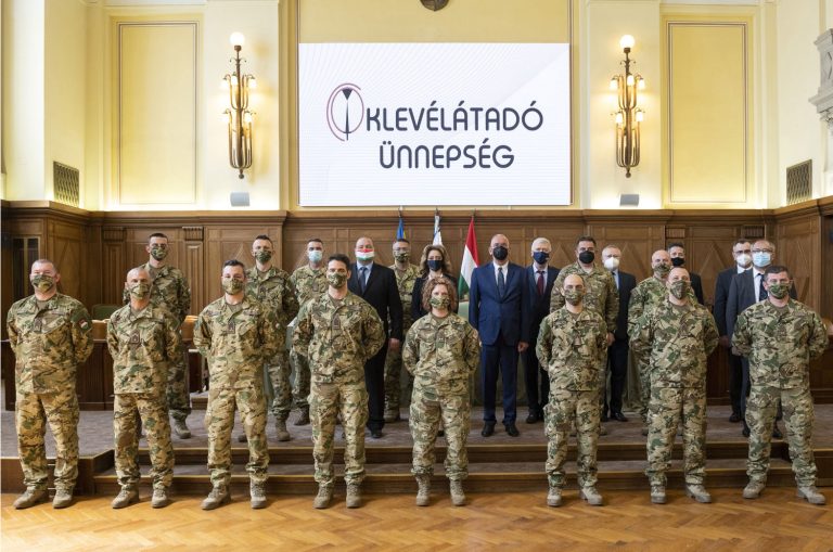 Megkapták okleveleiket Debrecenben az első magyar űrszakos katonák