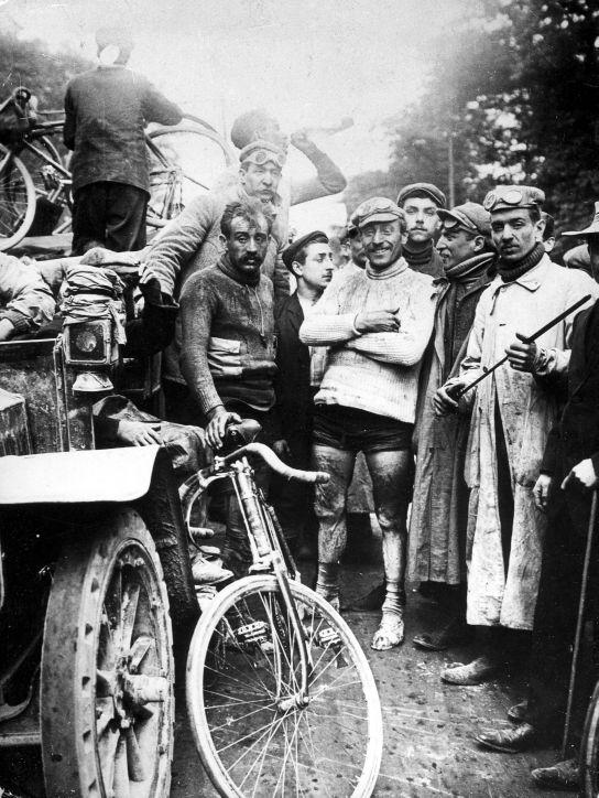 A Tour de France rögös kezdetén ittak, dohányoztak és időnként lincselésbe keveredtek a versenyzők