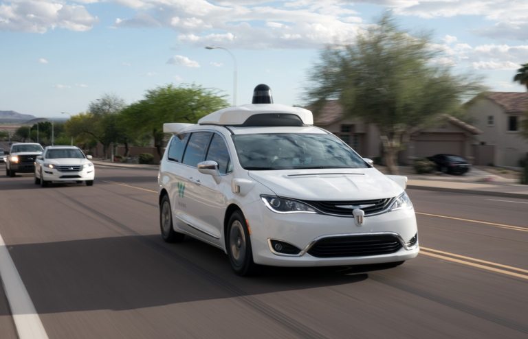 Videón, ahogy néhány bója miatt menthetetlenül elakad egy robottaxi