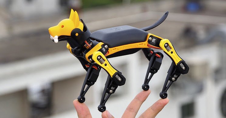 A kis robot öleb parancsra aranyos, de komoly céllal jött létre