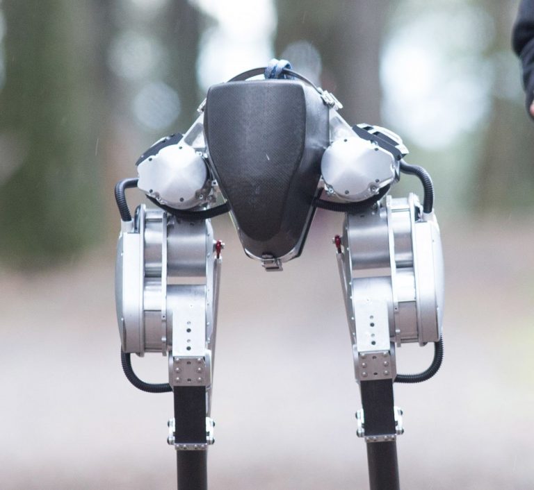 Tűzön sétál át és vakon lépcsőt mászik a féltestű robot