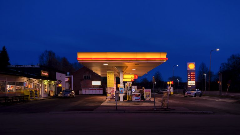 Precedens értékű ítélet született a Shell ügyében - 45%-kal kell csökkenteniük az üvegházhatású gáz kibocsátásukat 2030-ra