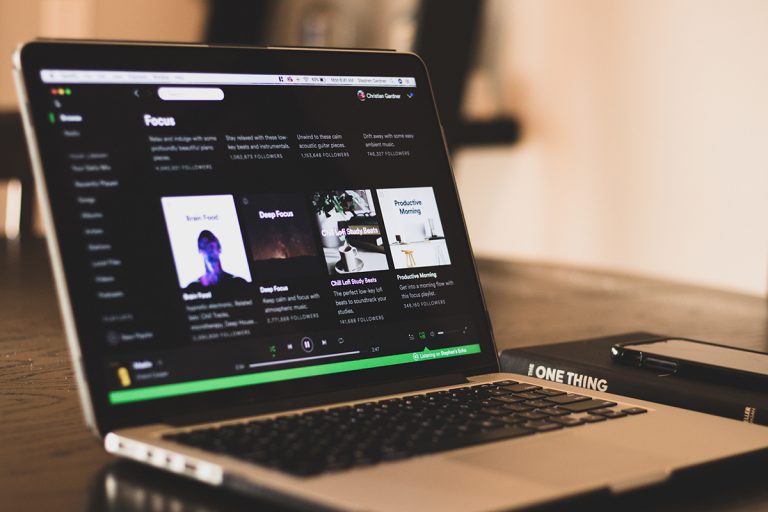 Az EU a Spotify-t támogatja, az Apple nagyon megütheti a bokáját