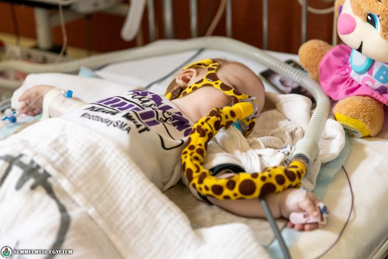 Életmentő kezelést kapott a semmelweis egyetemen Lili, az sma-s kislány