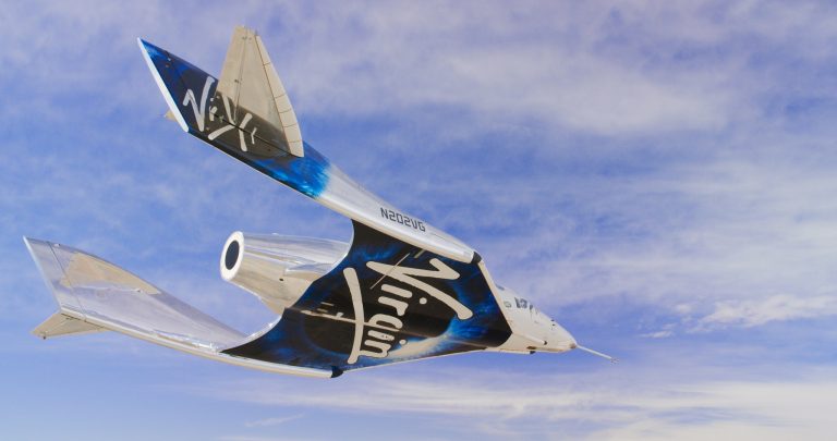 Megkapta az engedélyt a Virgin Galactic, Richard Branson mehet az űrbe