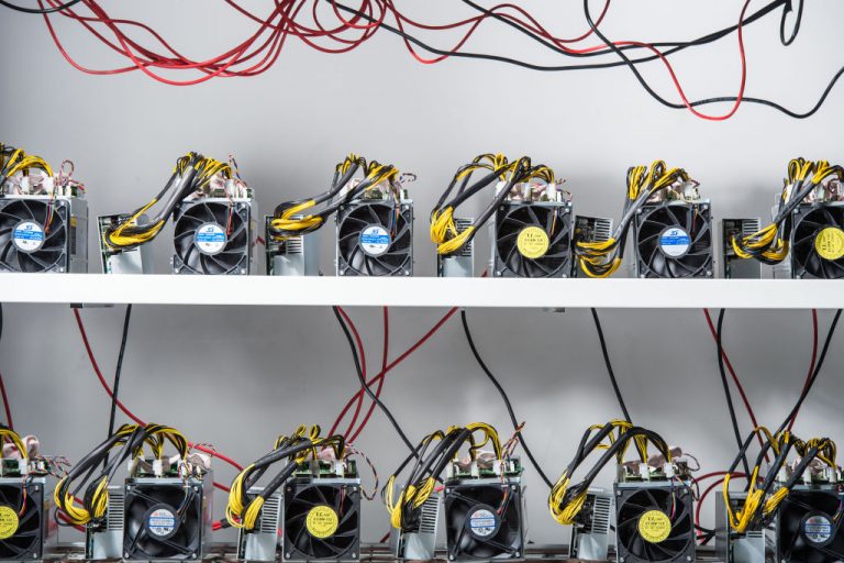 Megint nagyot esett a bitcoin, Kínában leállhatott a termelés kilencven százaléka