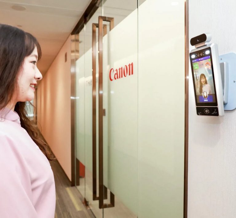 A Canon mosolyfigyelő kamerákkal ellenőrzi a kollegák hangulatát Kínában