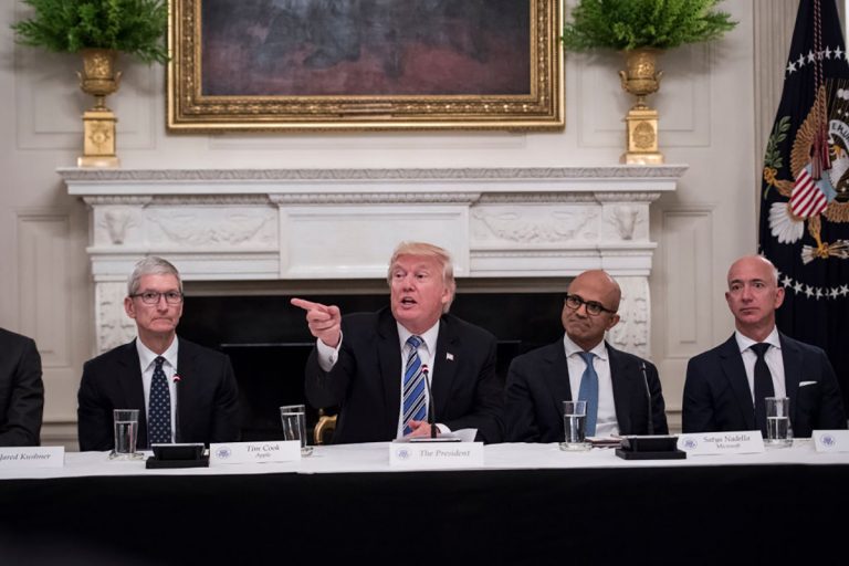Az amerikai kormány újságírók és politikusok után nyomozott az Apple és a Microsoft segítségével
