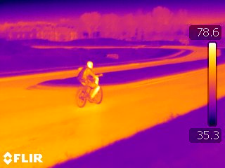 Öt Celsius-fokkal hűti viselőjét a közép-infravörös tartományú sugárzást kibocsátó póló