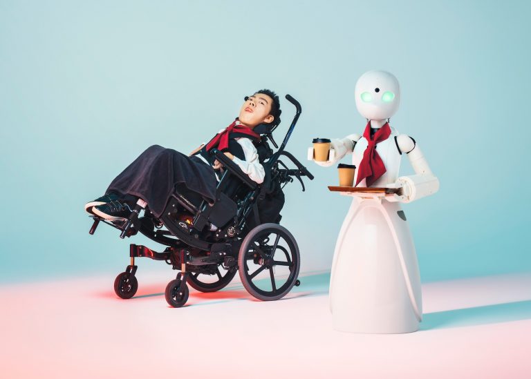 A teljes mozgásképtelenség sem akadály a munkavállalásban egy japán kávézóban