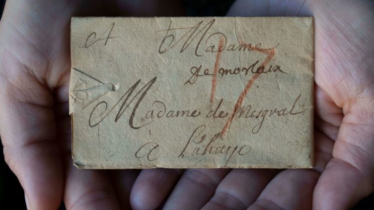 Érintés nélkül nyíló és olvasható, ősi lepecsételt levelek
