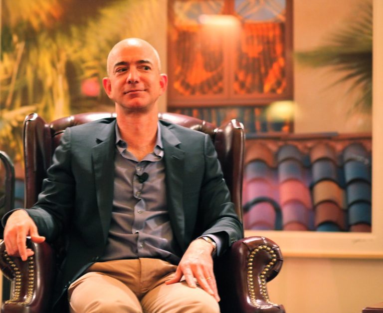 Bezos kétmilliárd dollárral támogatná a NASA-t, csak kapjon a cége még egy esélyt a Hold-programban