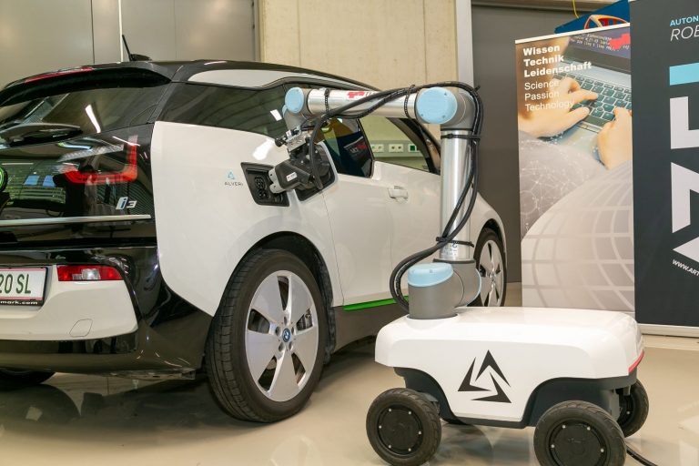Parkolás közben önállóan feltölti az elektromos autókat az automata töltőrobot