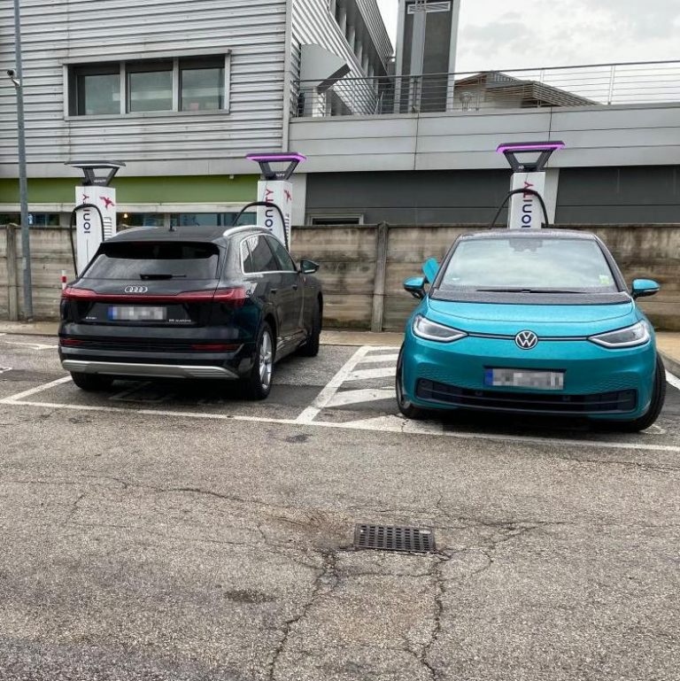 A Volkswagen vezérigazgatója szembesült a valósággal: macerás dolog a villanyautózás