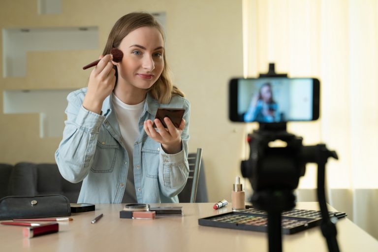 Rengetegen élnek a YouTube-ozásból