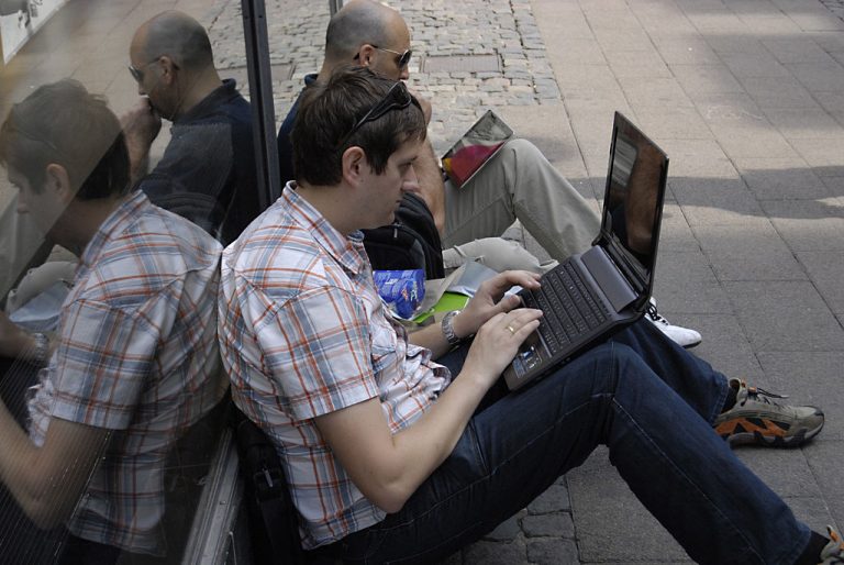Bűncselekményt követ el, aki engedély nélkül csatlakozik valaki másnak a wifi-hálózatára?