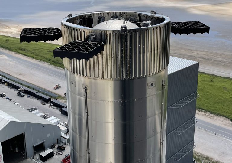 Elkészült a Starship 70 méter magas hordozórakétája