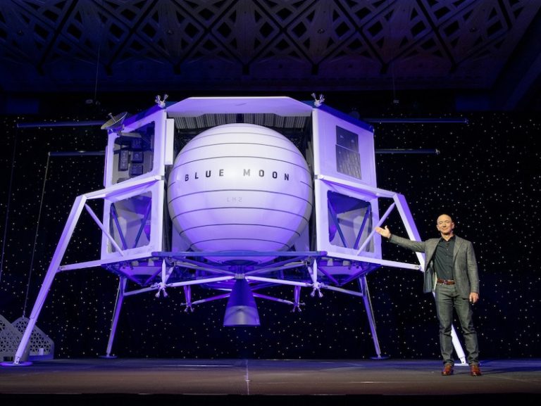 Jeff Bezos cége beperli a NASA-t a holdkomp miatt