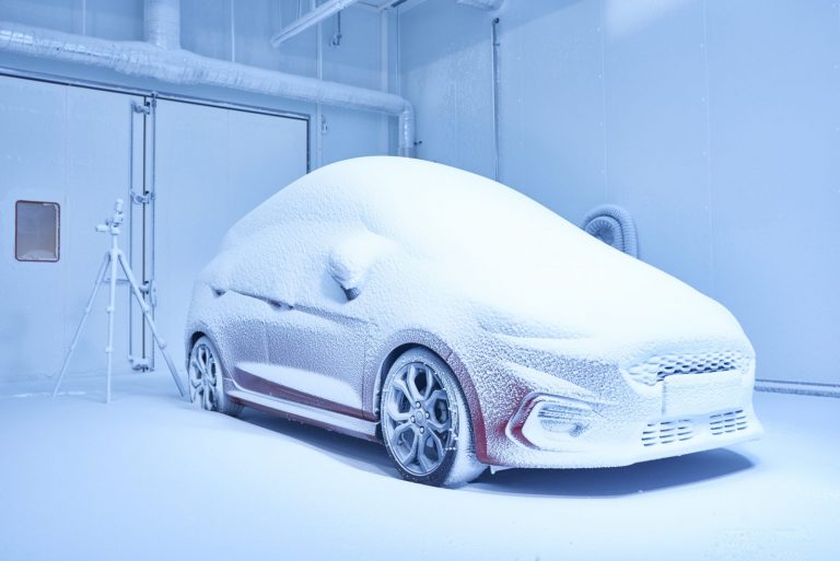 A Ford Időjárás Gyárában extrém körülmények között tesztelik a járműveket a robotsofőrök