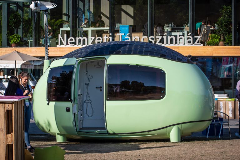 Önfenntartó hotelszoba digitális nomádoknak