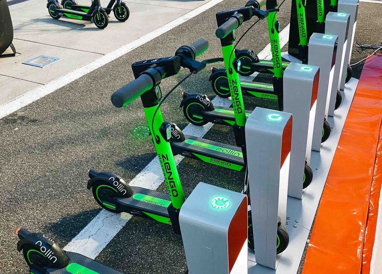 Egy magyar cég olyan elektromosroller-töltőt tervezett, ami véget vethet a rollerkáosznak