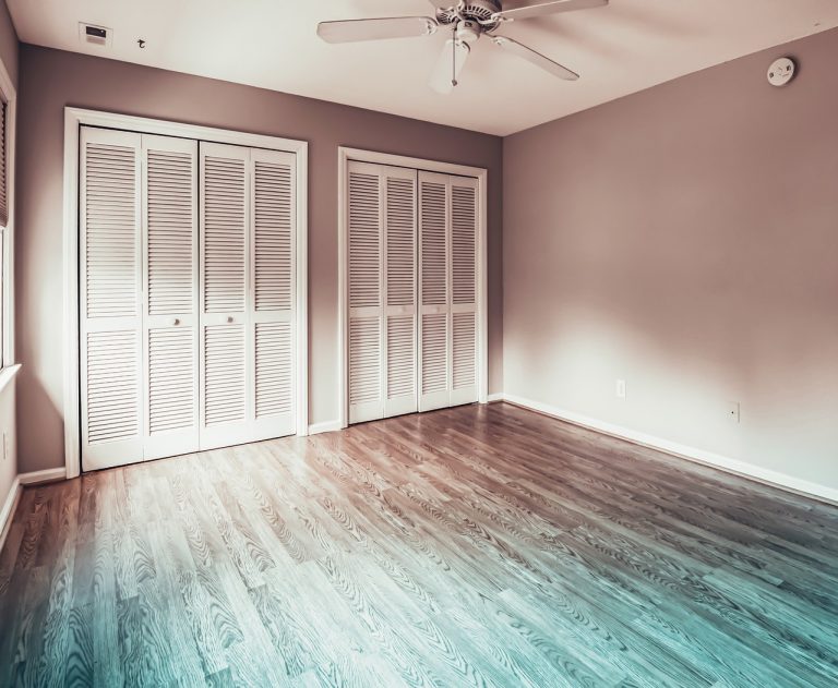 Ízléses, laminált padló- és falburkolás modern otthonokban