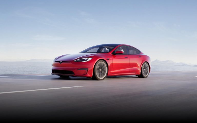 Sebességi világrekord és lézeres ablaktörlőrendszer a Tesla háza táján