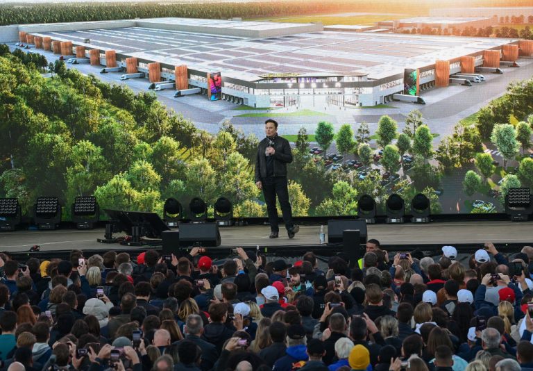 Berlinbe óriási bulival beköltözik, Kaliforniából sértődötten kiköltözik a Tesla